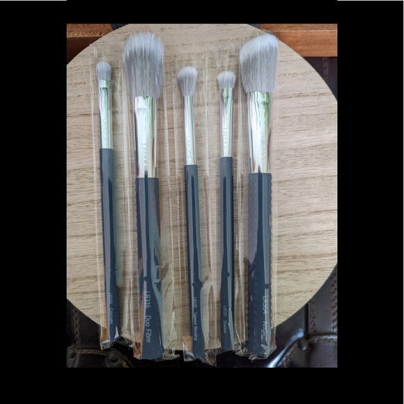 NWT…LARUCE Beauty “Christine Brush Set” - Picture 3 of 10